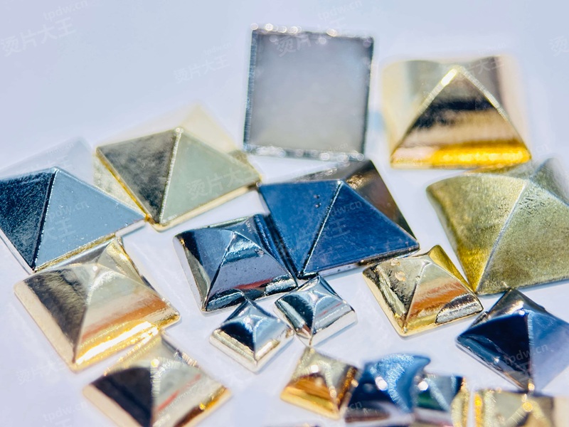 🔺 多色多规格金字塔锌合金烫片 实拍照片
