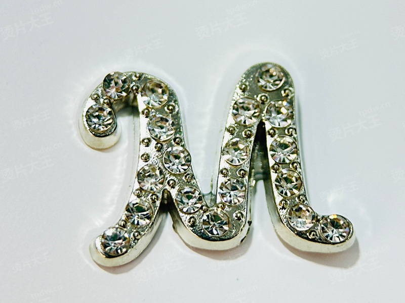 满钻字母M锌合金烫片